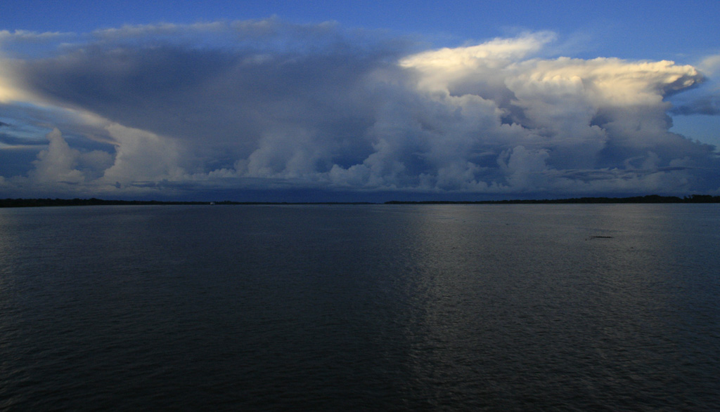 tormenta-lluvia-amazonas-brasil-perú-barco-nubes-belen-pará