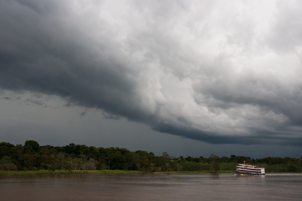 río-amazonas-barco-tormenta-manaos