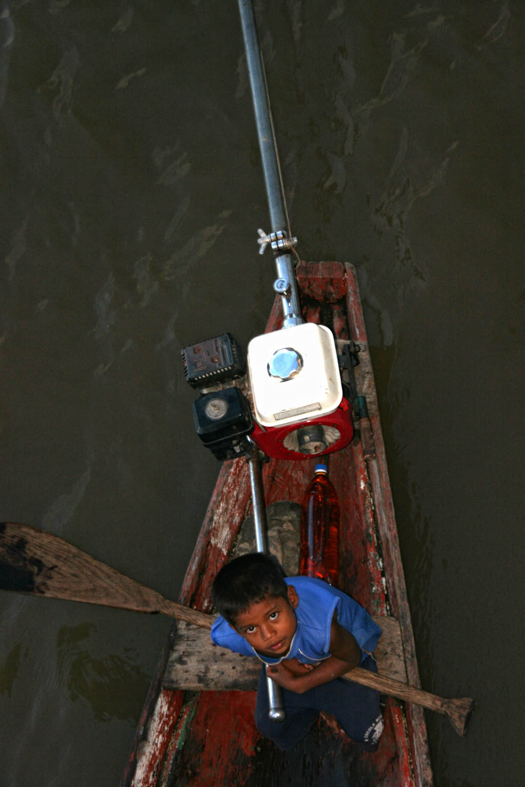niño-río-amazonas-manaos