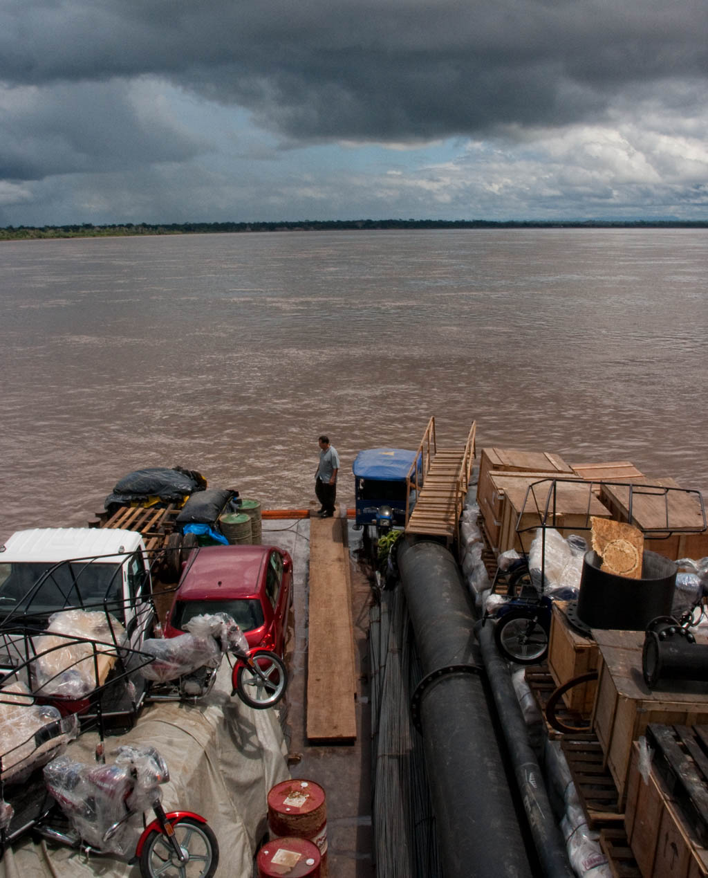 lanchón-perú-río-ucayali-lancha-amazonas-carga